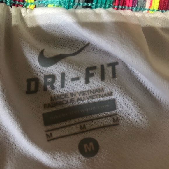 Nike women’s shorts size Medium - Picture 4 of 4